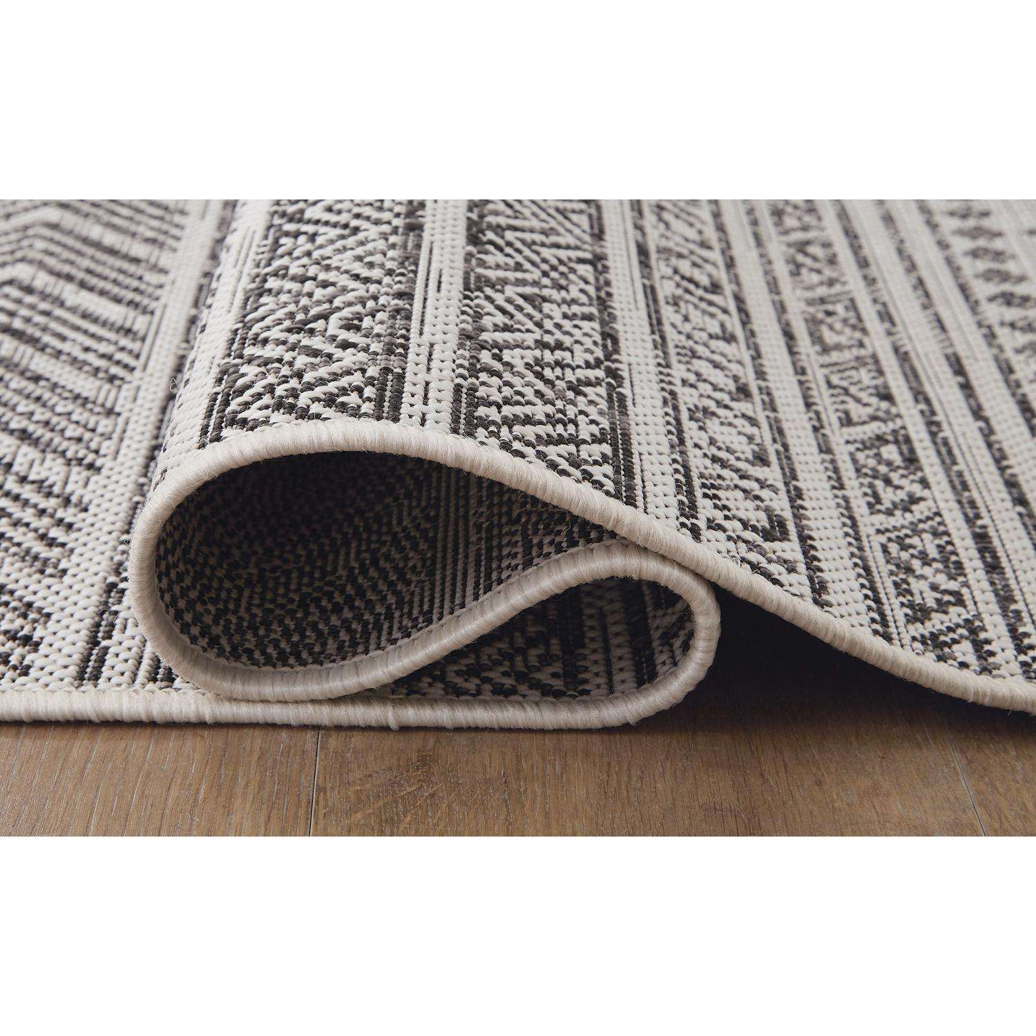  Signature Design By Ashley Brinoy Black/White Geometric Polypropylene Rug