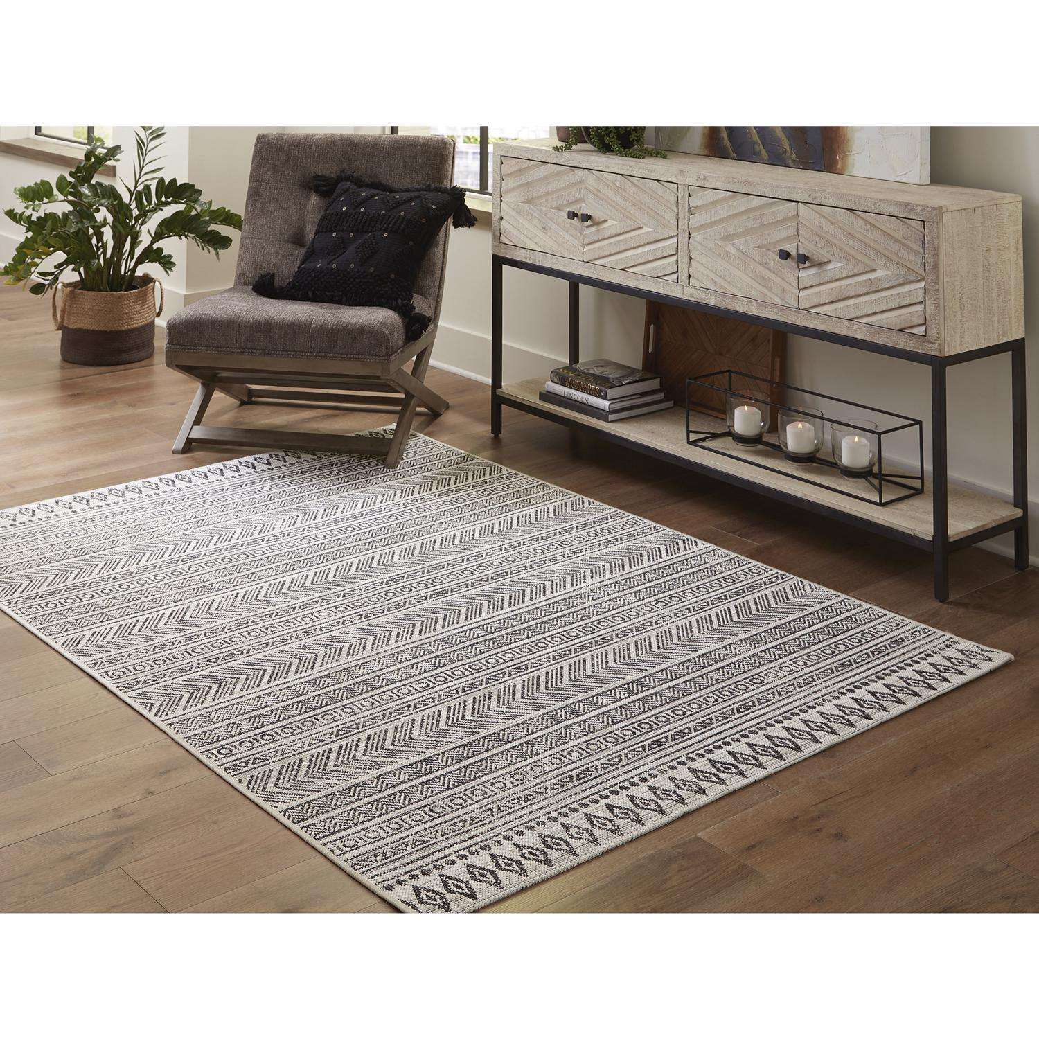  Signature Design By Ashley Brinoy Black/White Geometric Polypropylene Rug